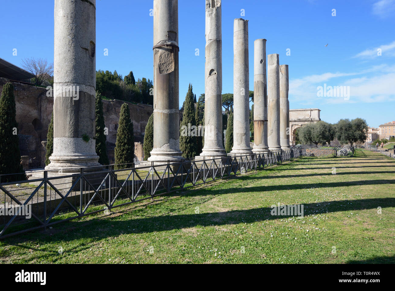 Kolonnaden oder Spalten entlang der Via Sacra römischen Straße, die links den Kapitolinischen Hil, das Forum Romanum und das Kolosseum das antike Rom Italien Stockfoto
