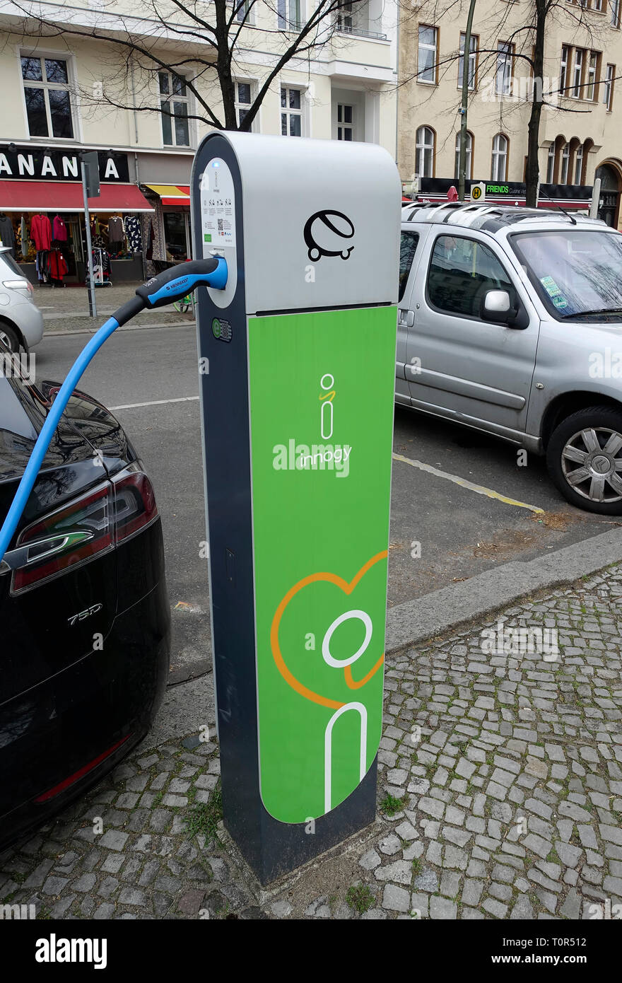 Ladestation von Innogy für Elektroautos in Berlin, Deutschland  Stockfotografie - Alamy