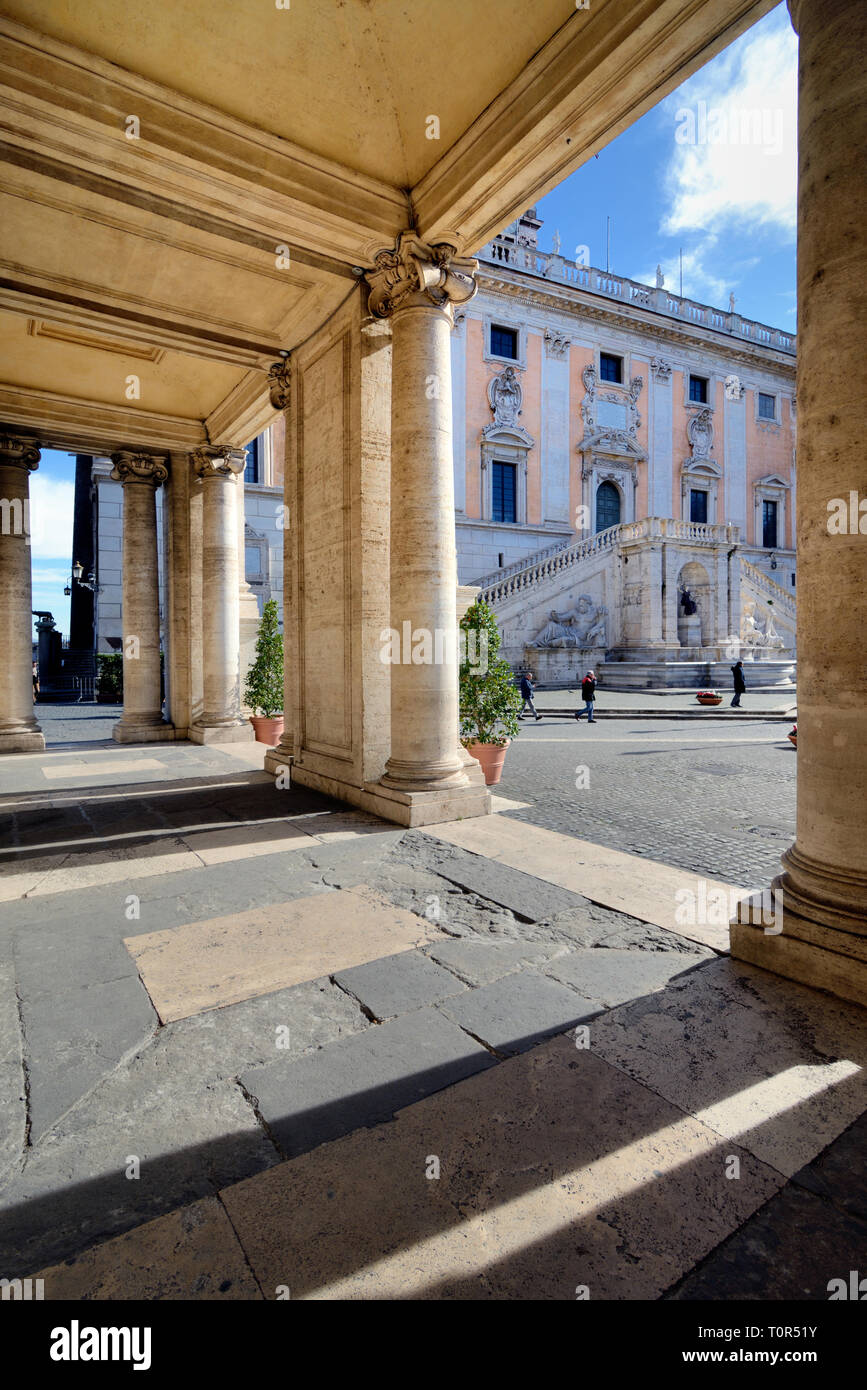 Die Kapitolischen Museen, mit dem Palazzo Senatorenpalast oder Senatorial Palace, vom Palazzo dei Conservatori, Capitol, Capitol, Rom, Italien Stockfoto