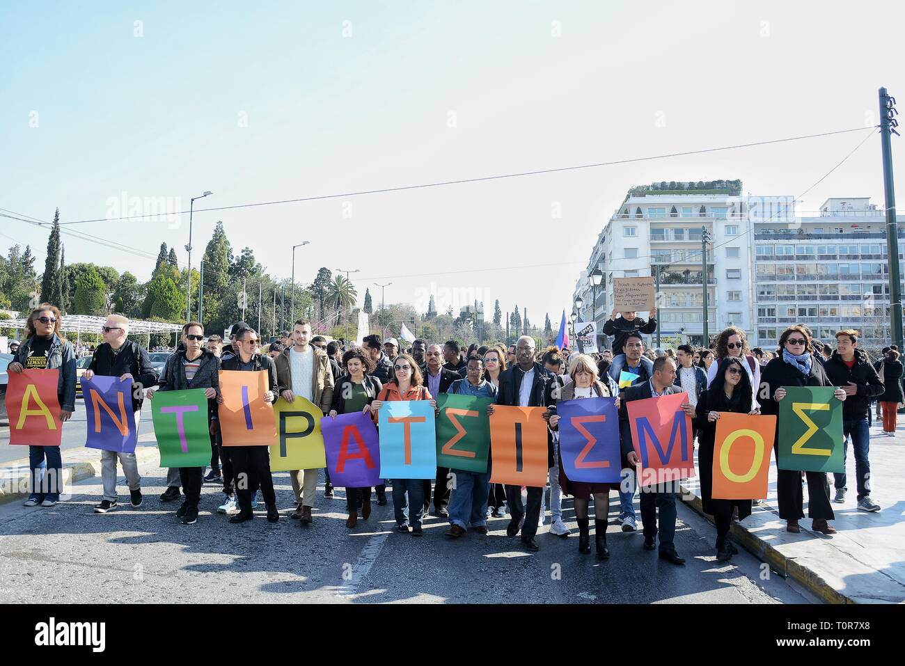 Die Demonstranten mit Plakaten während der Anti-Diskriminierung 2019 zum Internationalen Tag gegen Rassismus in Athen entfernt. Stockfoto