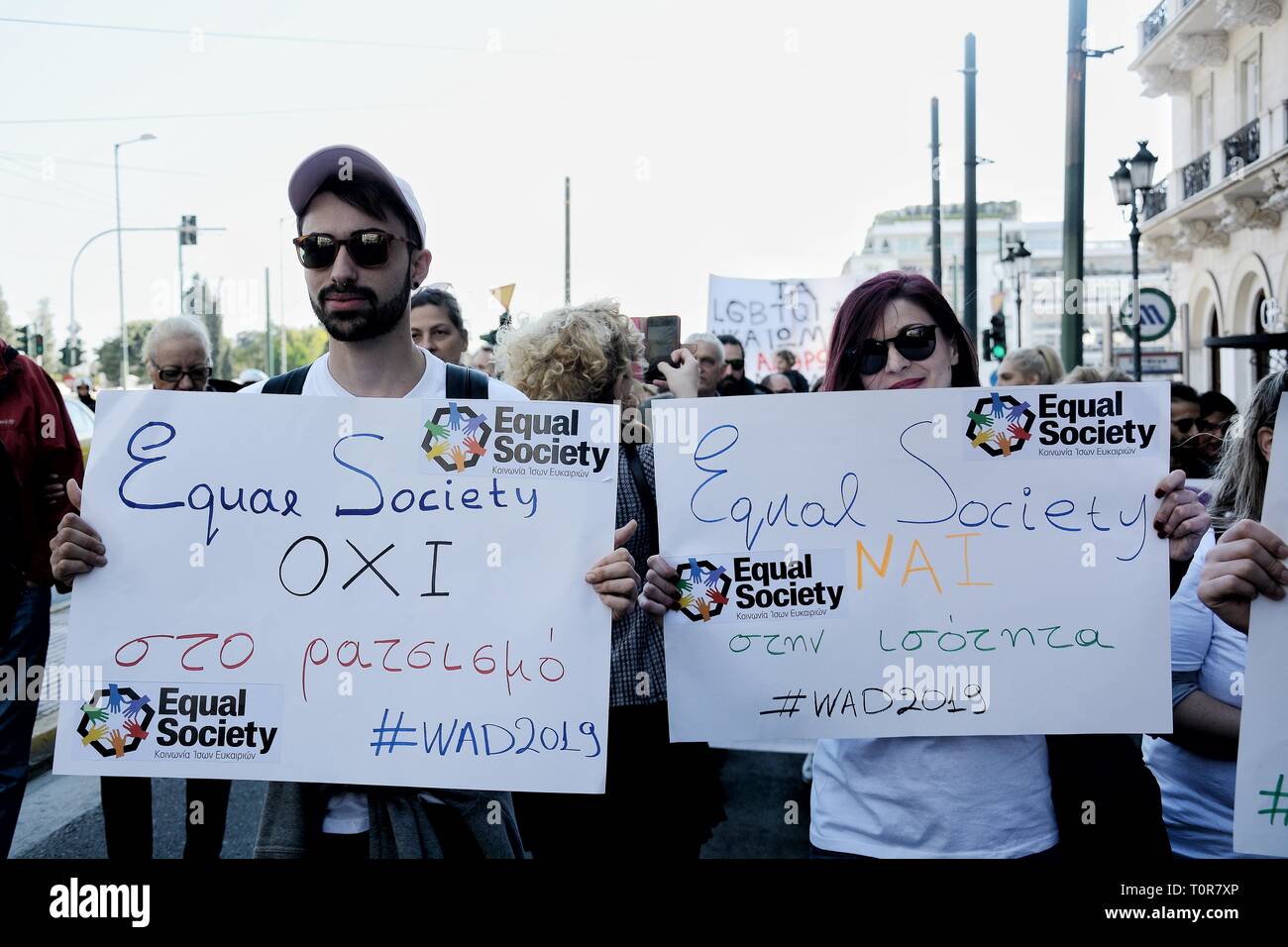 Die demonstranten gesehen Plakate während der Anti-Diskriminierung 2019 zum Internationalen Tag gegen Rassismus in Athen entfernt. Stockfoto