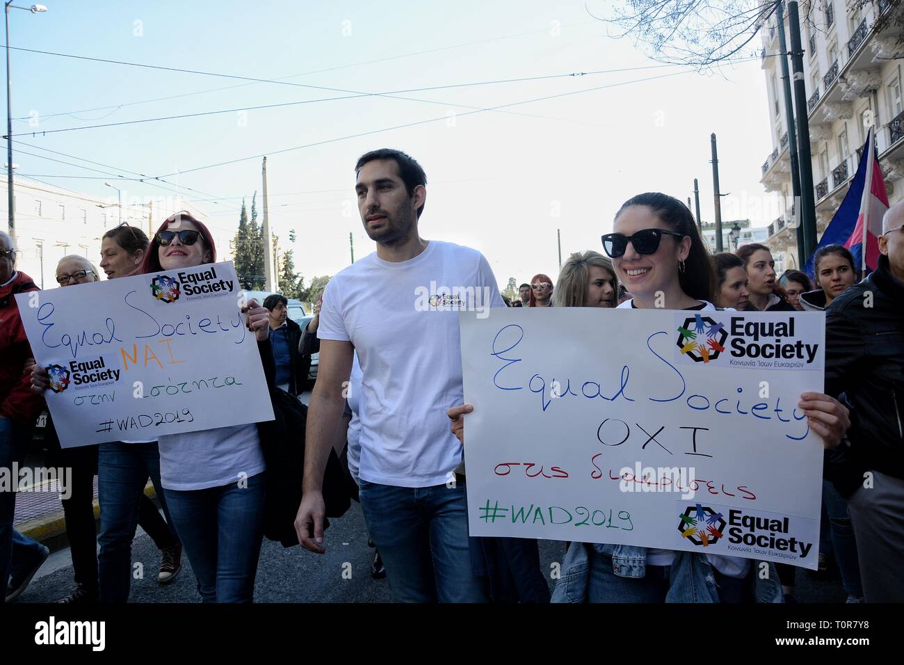 Die demonstranten gesehen Plakate während der Anti-Diskriminierung 2019 zum Internationalen Tag gegen Rassismus in Athen entfernt. Stockfoto