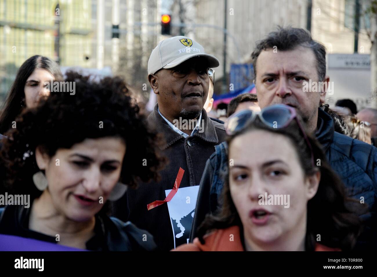 Die Demonstranten riefen Parolen gesehen, bei der Bekämpfung der Diskriminierung zu Fuß 2019 zum Internationalen Tag gegen Rassismus in Athen. Stockfoto