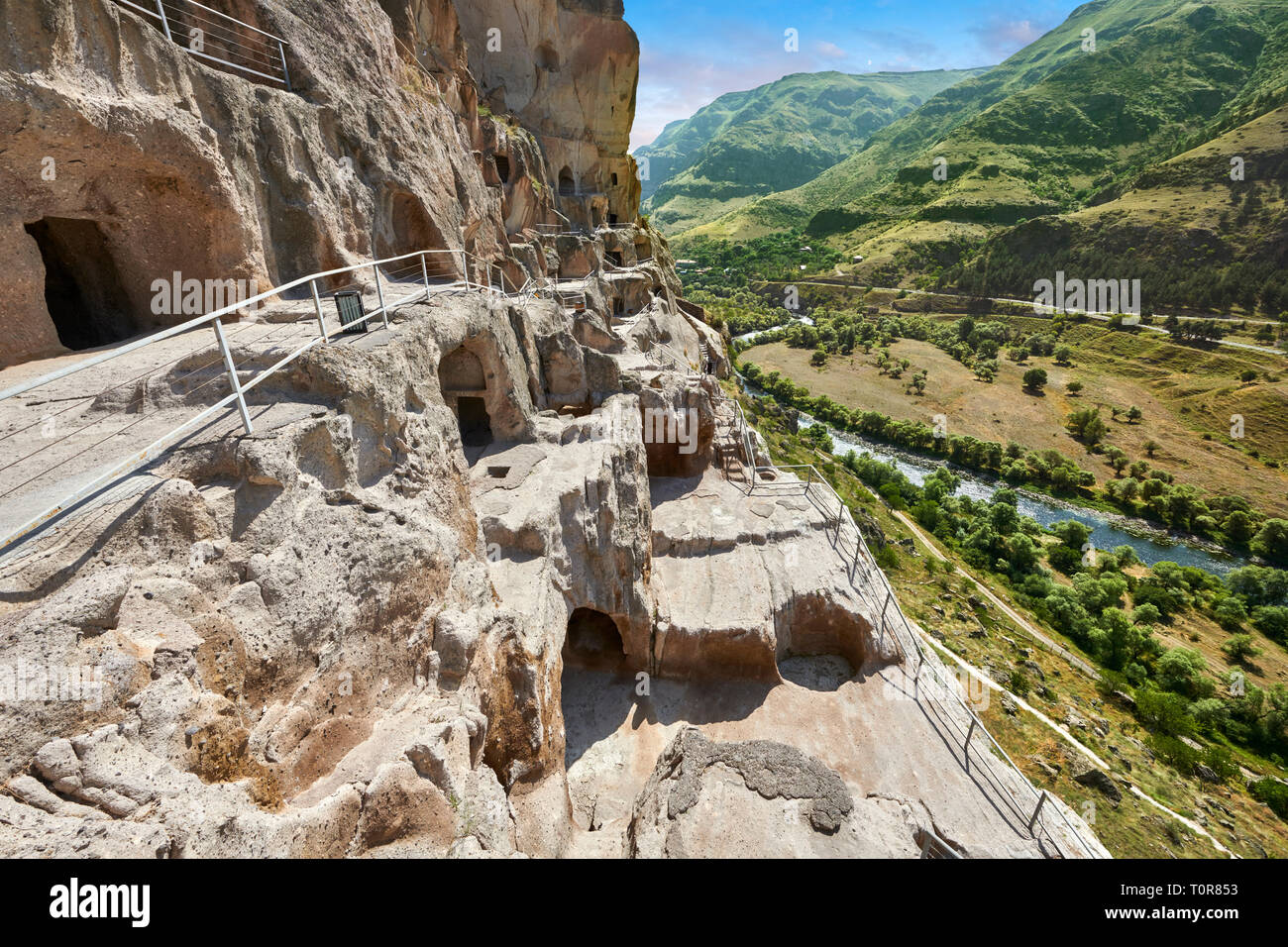 Bild-und-Bild von Vardzia mittelalterlichen Höhle Stadt und Kloster, Erusheti Berg, Süd Georgien (Land) aus dem 5. Jahrhundert v. Chr. bewohnt, die fir Stockfoto