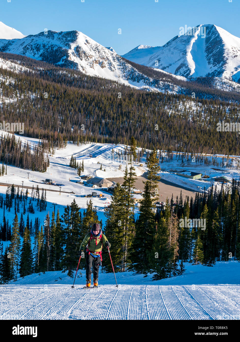 Alpine Touring Skifahrer an Monarch Mountain Ski & Snowboard Resort enthäuten den Berg hinauf; Continental Divide in Colorado, USA Stockfoto