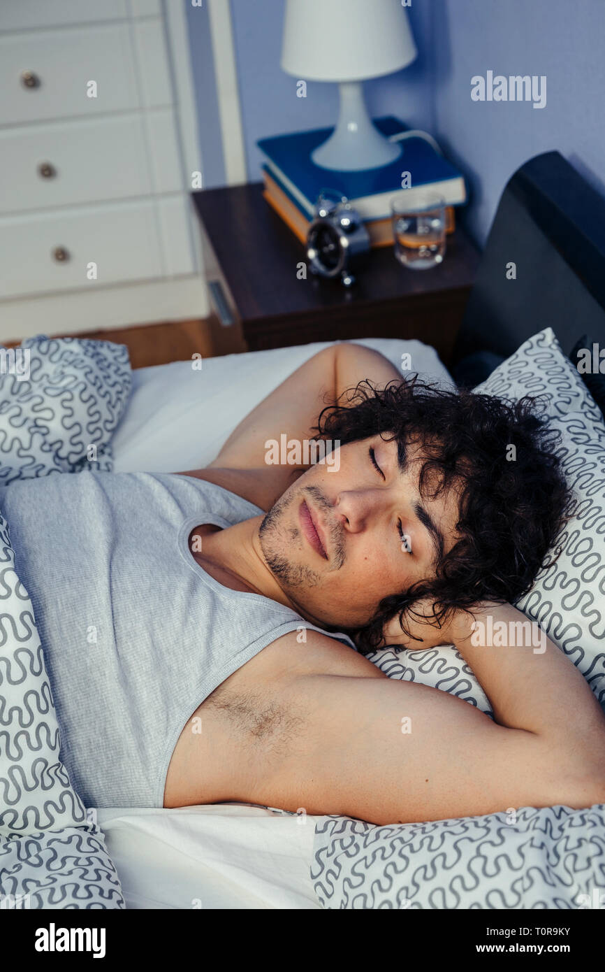 Mann schlafen im Bett zu Hause Stockfoto