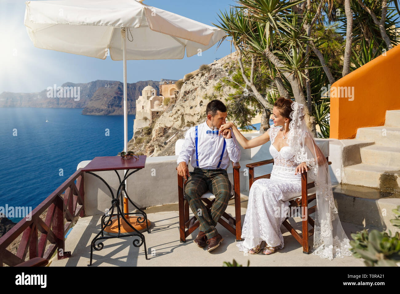 Hochzeit, der Bräutigam küsst die Hand der Braut auf dem Hintergrund der Meer Landschaft Stockfoto