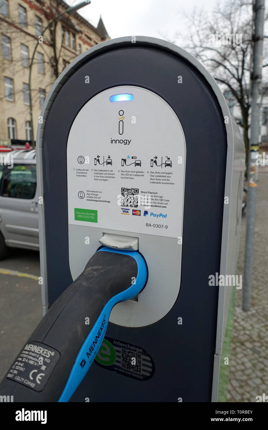 Ladestation von Innogy für Elektroautos in Berlin, Deutschland  Stockfotografie - Alamy