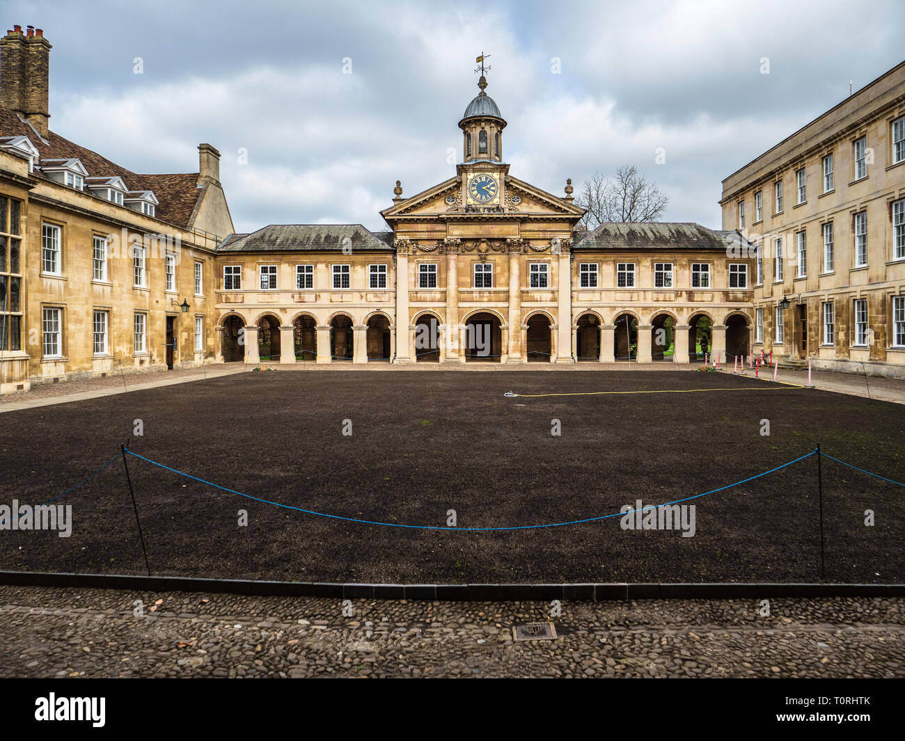 Lawncare - Neuanpflanzung des Rasens - Vorbereitung auf einen erfrischten Rasen im Innenhof des Emmanuel College in Cambridge Stockfoto