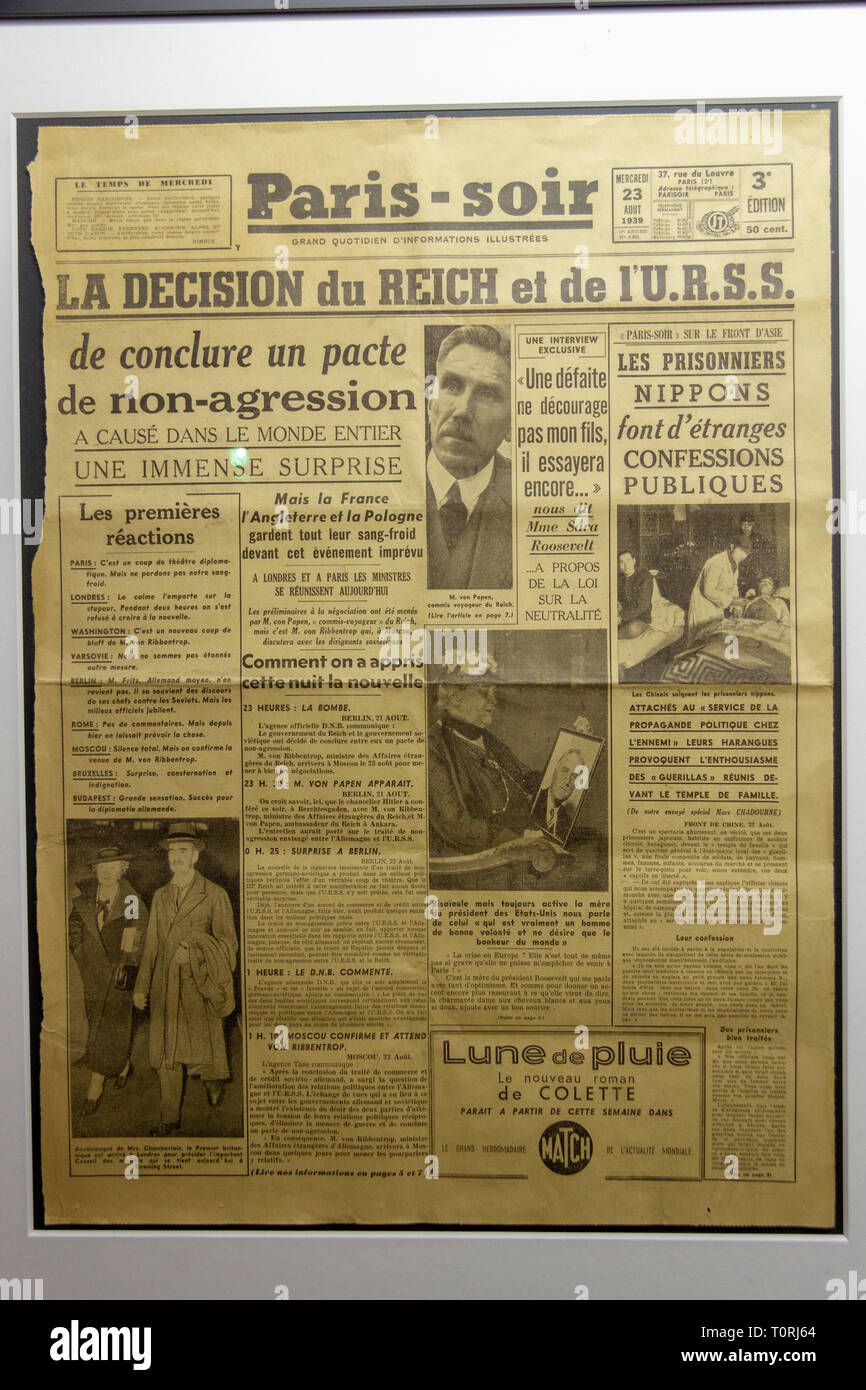 Die Zeitung Paris-Soir am 23. August 1939 (eine Woche vor Beginn des Zweiten Weltkriegs) auf der Anzeige im Mémorial de Caen (Caen Memorial), Normandie, Frankreich. Stockfoto
