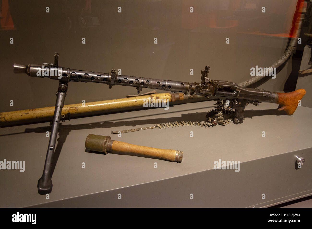Eine deutsche MG-34 Heavy Machine Gun und kartoffelstampfer Granate im Mémorial de Caen (Caen Memorial), Normandie, Frankreich. Stockfoto