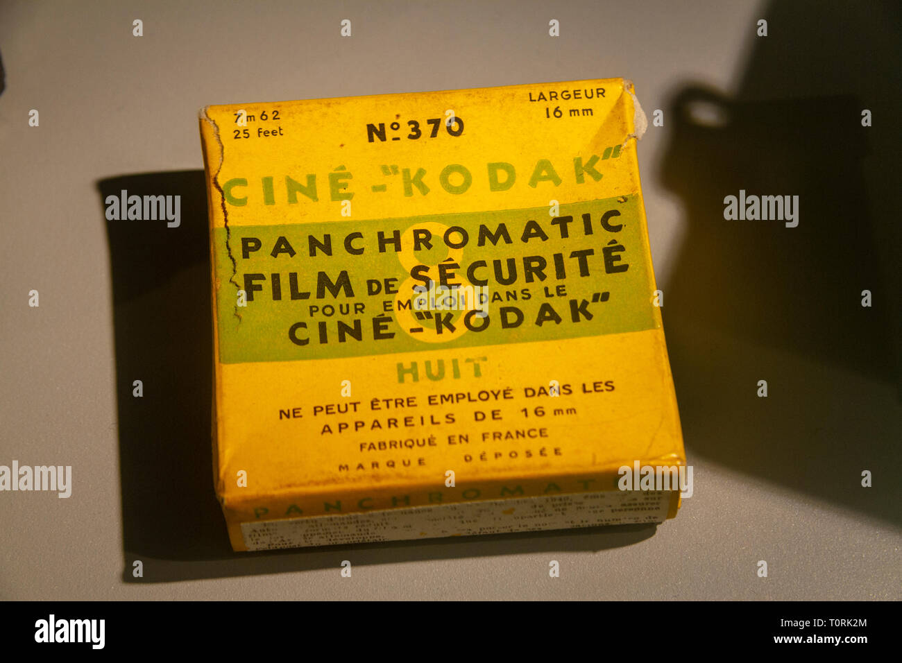 Eine Schachtel panchromatischen Cine-Film für die Verwendung in der Kodak Kameras, im Mémorial de Caen (Caen Memorial), Normandie, Frankreich. Stockfoto