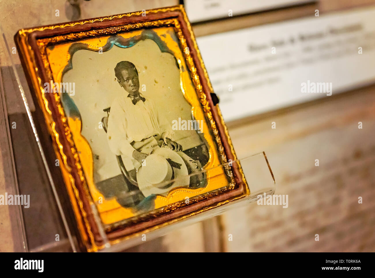 Eine daguerrotypie einer jungen afrikanischen Slave boy von einem mobilen in Familienbesitz befindet sich das Museum der Geschichte Mobile, 19. März 2019 in Mobile, Alabama, angezeigt. Stockfoto