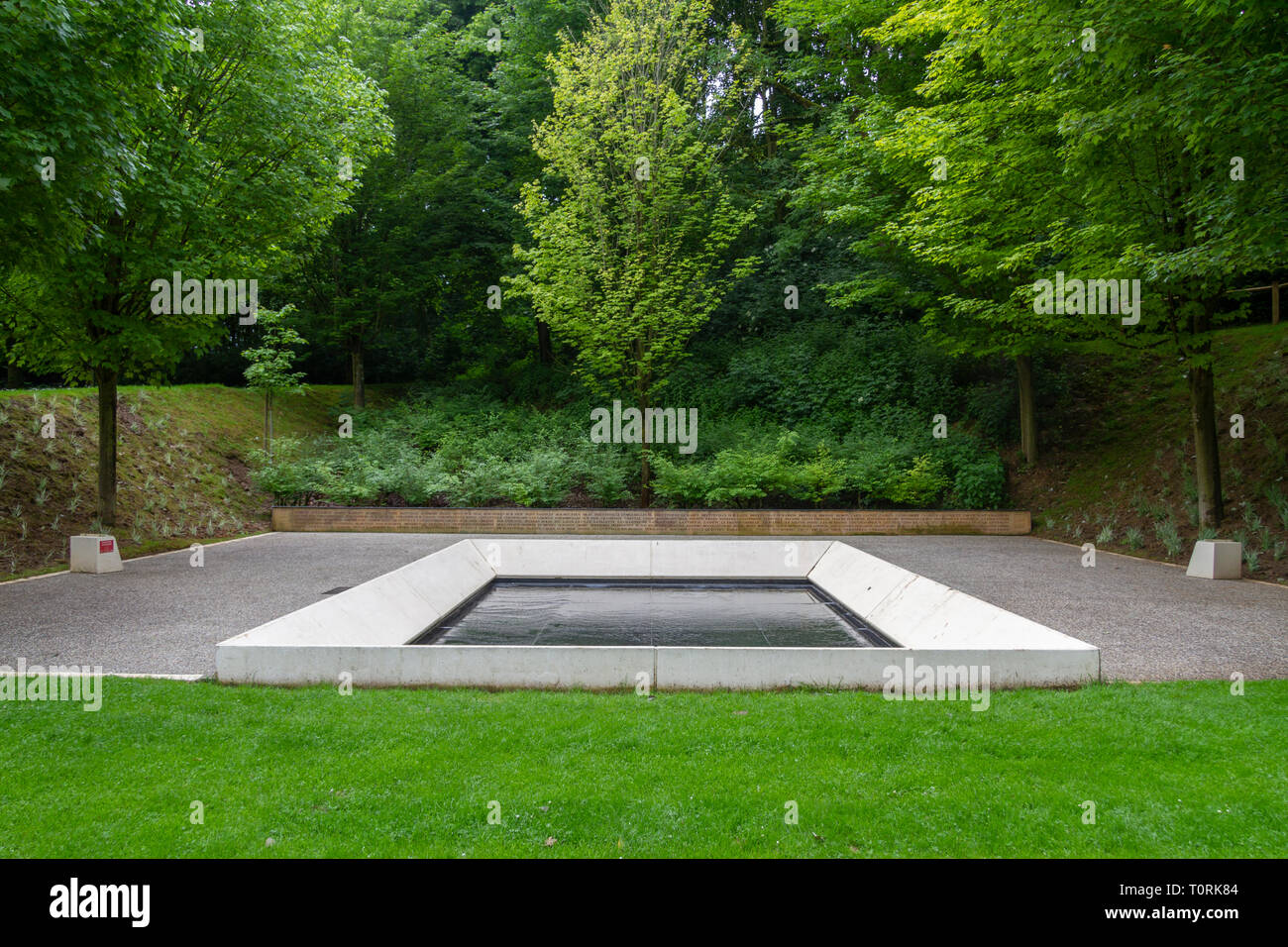 Reflektierenden Pool in der kanadischen Gerden am Mémorial de Caen (Caen Memorial), Normandie, Frankreich. Stockfoto
