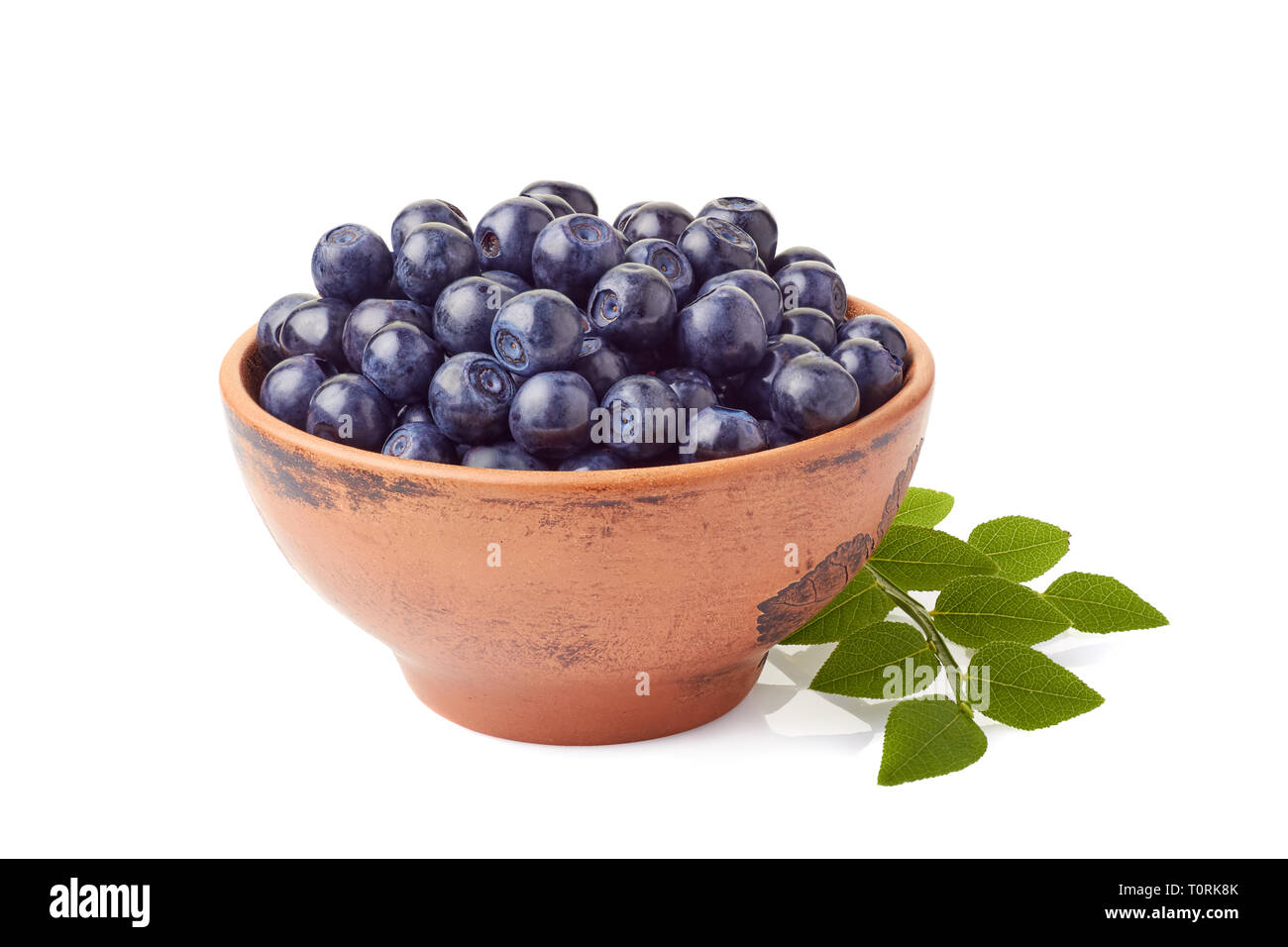 Frische Heidelbeeren in Keramik Schüssel auf Weiß Stockfoto