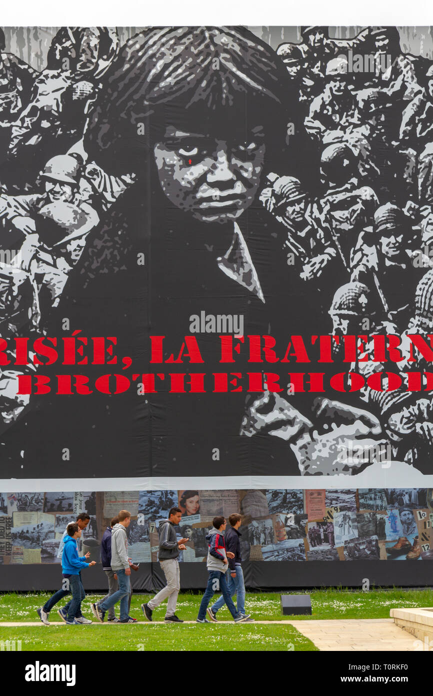 Jugendliche vor dem zweiten Weltkrieg Bilder auf dem Caen Memorial Museum, Normandie, Frankreich während der 70. Jahrestag des D-Day im Juni 2014. Stockfoto