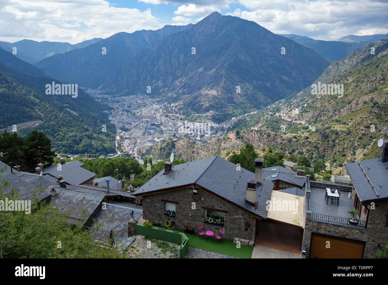 Andorra la Vella Stadt, in einem Tal in der Mitte der Pyrenäen Stockfoto