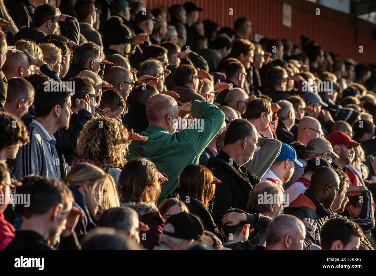 Fußball-Fans und Unterstützern, Wildbeobachtung, Schirmung ihre Augen schauen in die Sonne Stockfoto