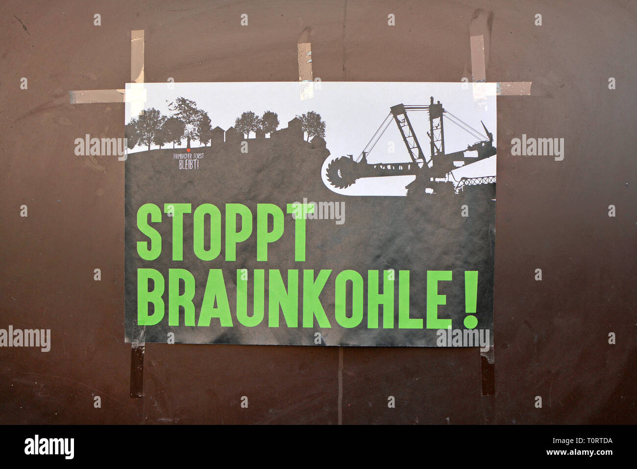 Protest Poster auf der Wand sagen top Braunkohle' Fett grüne Buchstaben und "Hambacher Wald bleibt" in der oberen Ecke in Deutschland Stockfoto