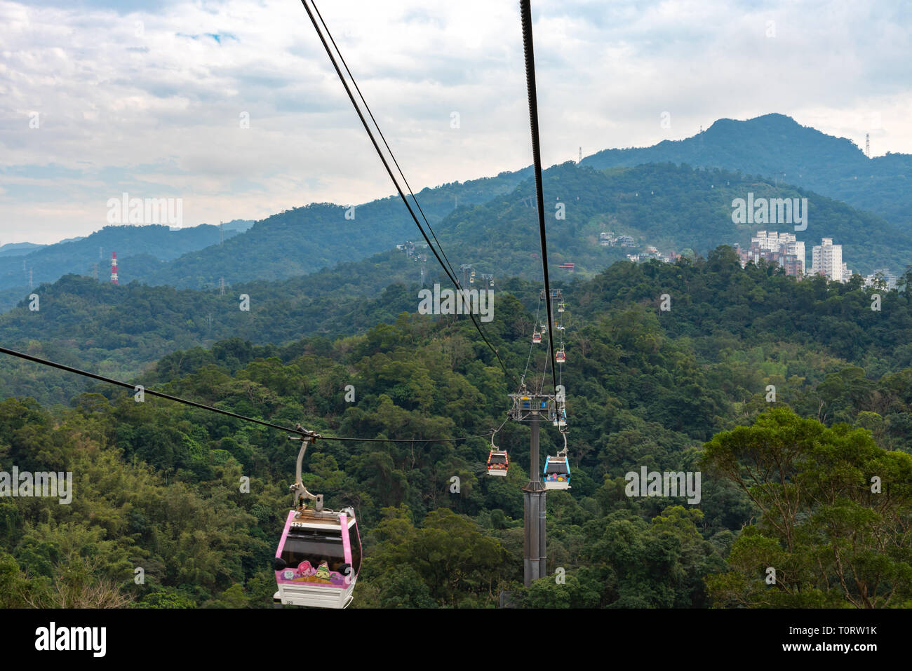 Maokong Gondel mit Berg herum. Eine Gondelbahn Transport System in Taipei eröffnet im Jahr 2007. Zwischen Taipei Zoo und Maokong. Stockfoto