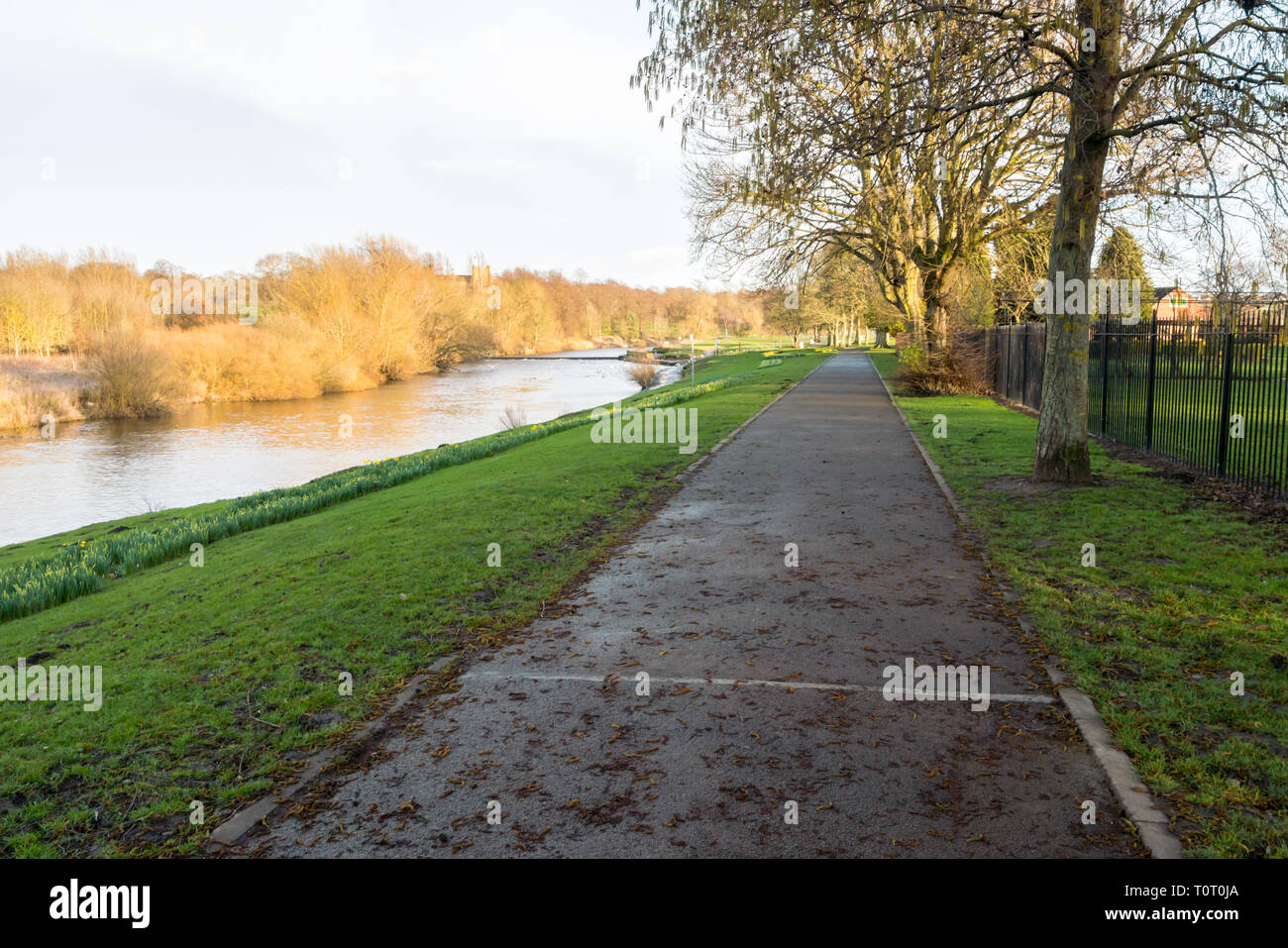 Ein Flußufer Weg entlang des Flusses in Chester-le-Street Stockfoto