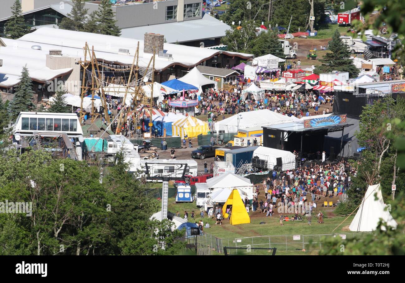 Diese luftaufnahme zeigt die Mountain Jam Music Festival statt am schönen Sommertag an Hunter Mountain, Hunter, New York. Stockfoto