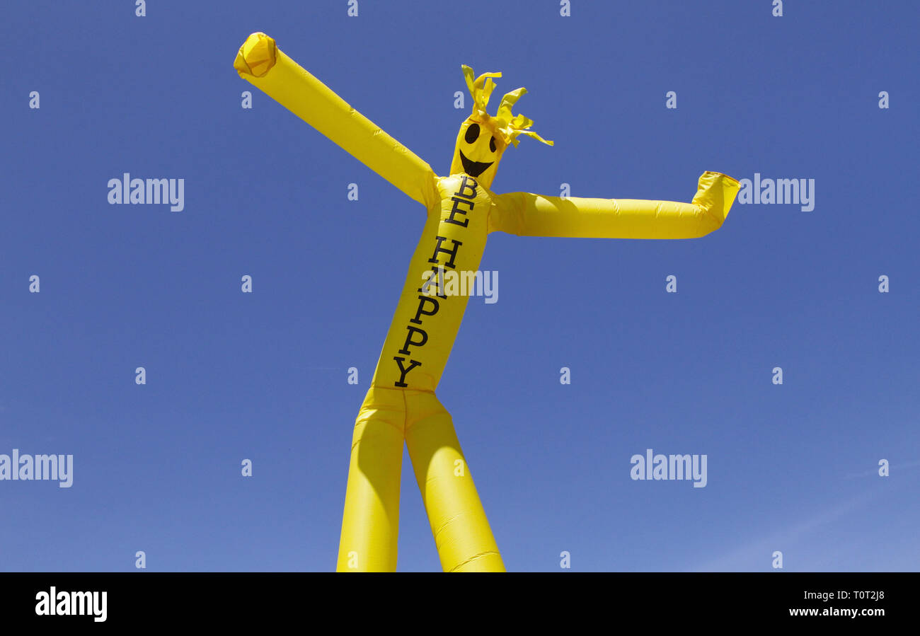 Eine einfache Meldung wird gezeigt auf dem riesigen Aufmerksamkeitsstarke aufblasbare Zeichen angezeigt. Stockfoto