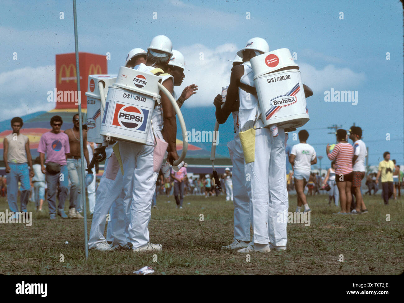 Die Arbeiter der Rock in Rio ich Musik Festival gezeigt tragen Getränkespender auf dem Rücken. Stockfoto