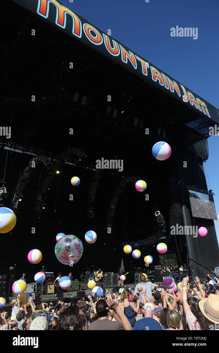 Aufblasbare Bälle werden angezeigt, um auf den Berg Jam Music Festival auf dem Hunter Ski Mountain in Jäger, New York prallte. Stockfoto