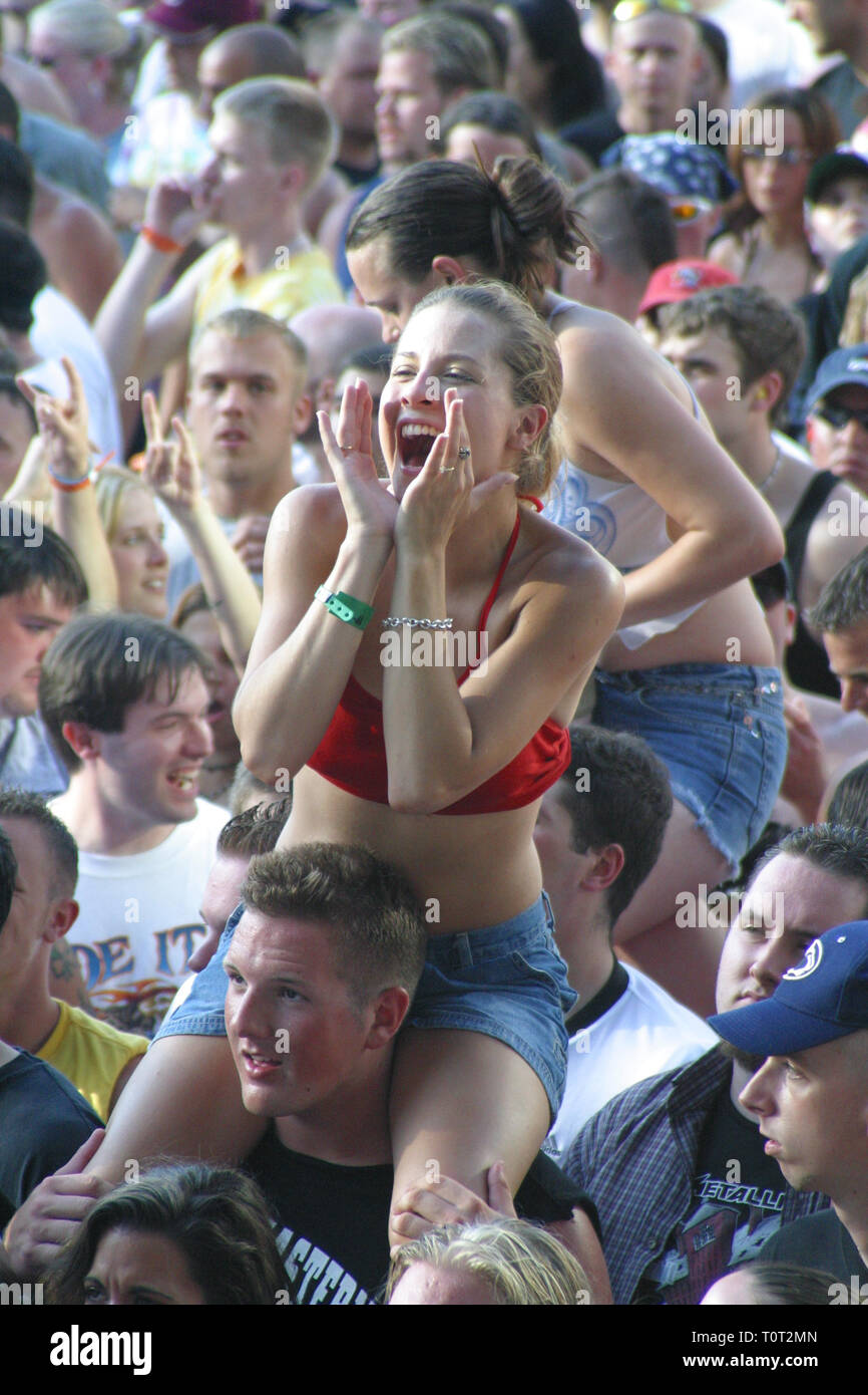 Ein Ventilator ist auf der Schulter gezeigt top Aufruf an die Band bei einem Konzert. Stockfoto