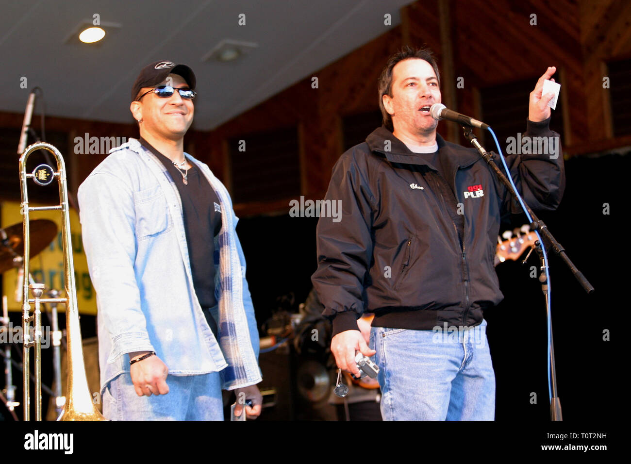 WPLR morgen Radio Talk Show Hosts, Chaz & AJ sind auf der Bühne die Einführung einer Dachverkleidung Act auf der Bühne während eines Konzertes Ereignis angezeigt. (A.J. links und Caz rechts im Foto) Stockfoto