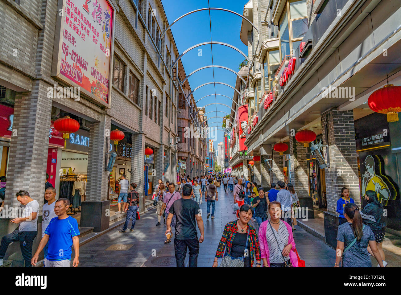 SHENZHEN, China - 29 Oktober: Dies ist eine belebte Einkaufspassage in der Innenstadt, in der Nähe von Dongmen Fußgängerzone am 29. Oktober 2018 in Shenzhen. Stockfoto