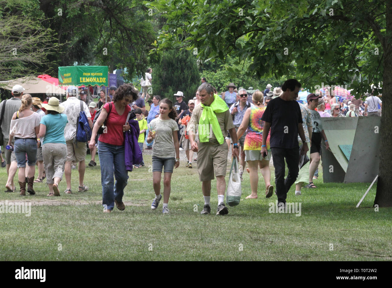 Konzertbesucher unterwegs sind während der Außenpool im Sommer Musik Festivals gezeigt wurde. Stockfoto