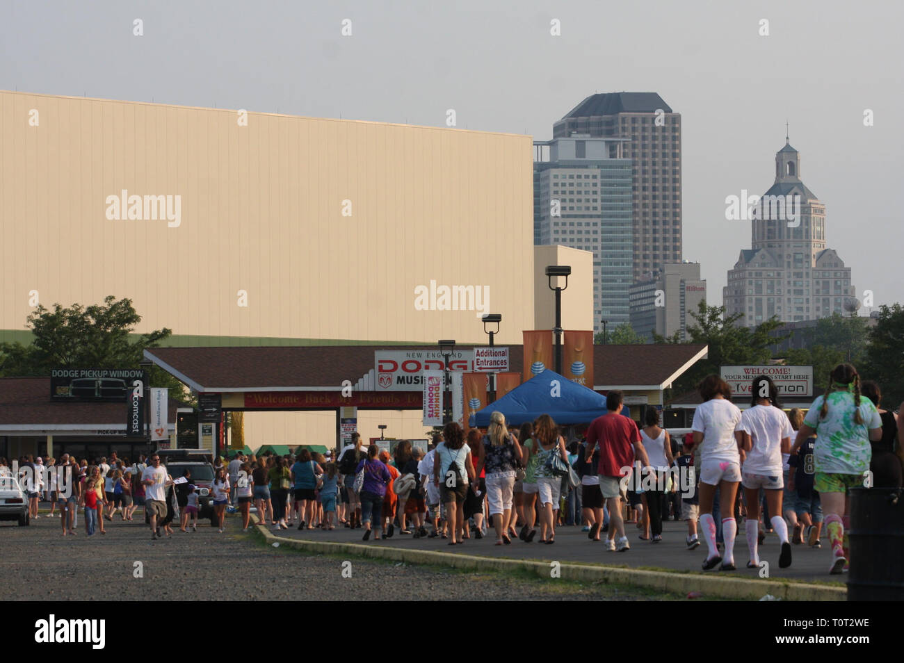 Konzert Fans werden angezeigt Überschrift für den Eingang des Neuen England Dodge Music Center in Hartford, Connecticut. Stockfoto