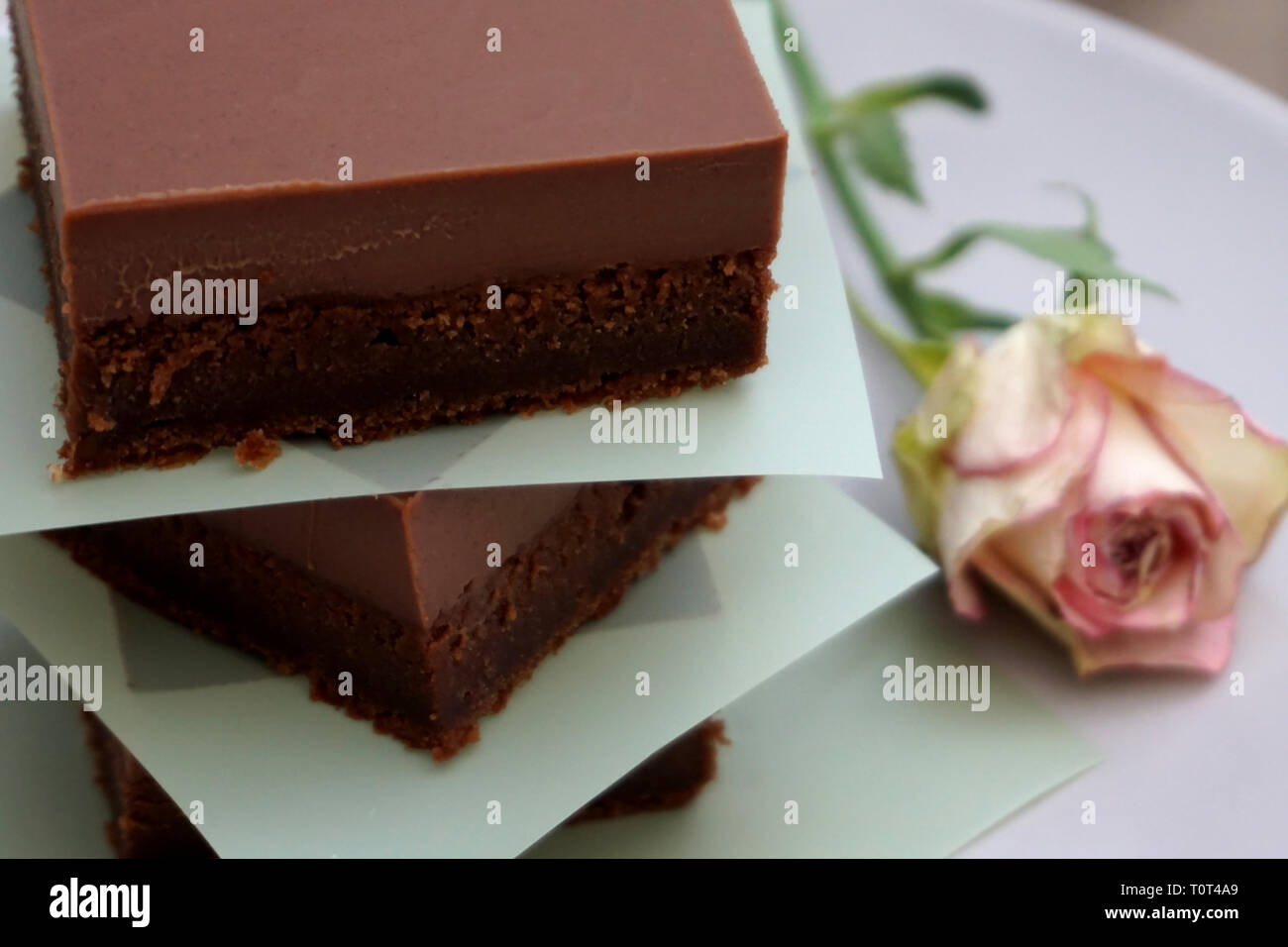 Schmackhaft und lecker fudge Stücke, chocolatey Hausgemachte doppelte dunkle Schokolade Kuchen Stockfoto