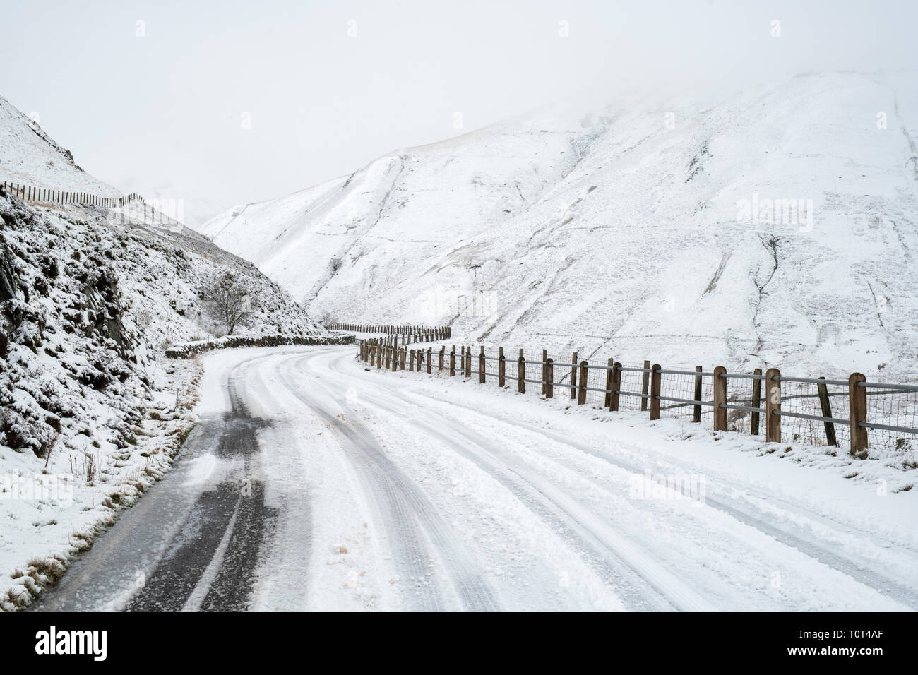 Verschneite Straße entlang der Dalveen Pass in der lowther Hills, Dumfries und Galloway, Scottish Borders, Schottland Stockfoto