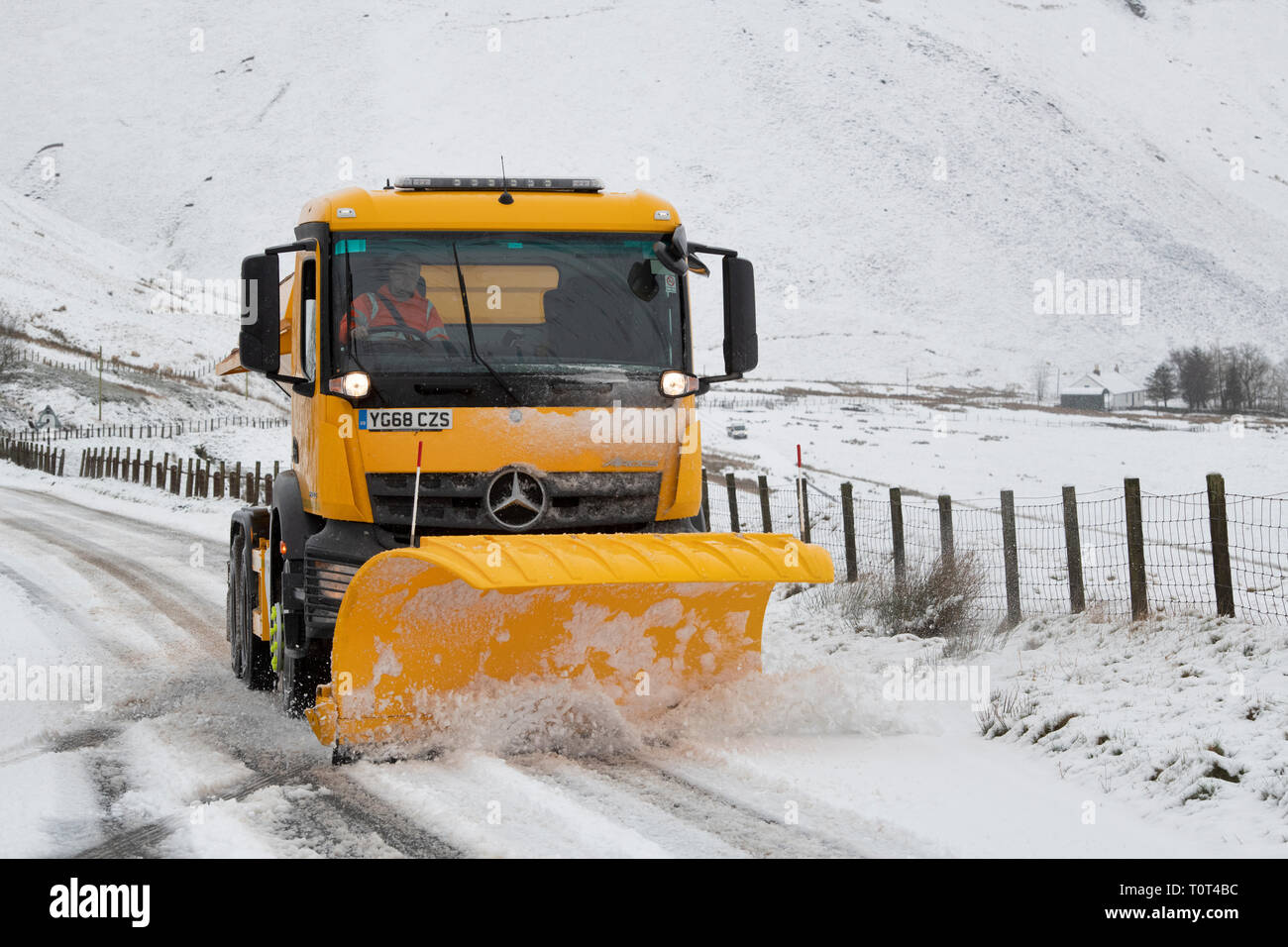 Schneepflug Clearing der Straße und die Verbreitung von Salz entlang der Dalveen Pass in der lowther Hills, Dumfries und Galloway, Scottish Borders, Schottland Stockfoto