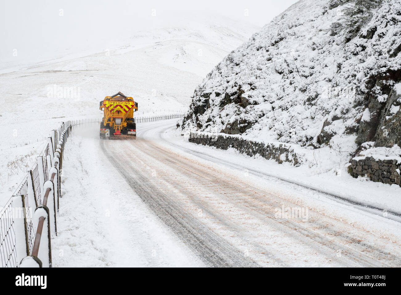Schneepflug Clearing der Straße und die Verbreitung von Salz entlang der Dalveen Pass in der lowther Hills, Dumfries und Galloway, Scottish Borders, Schottland Stockfoto