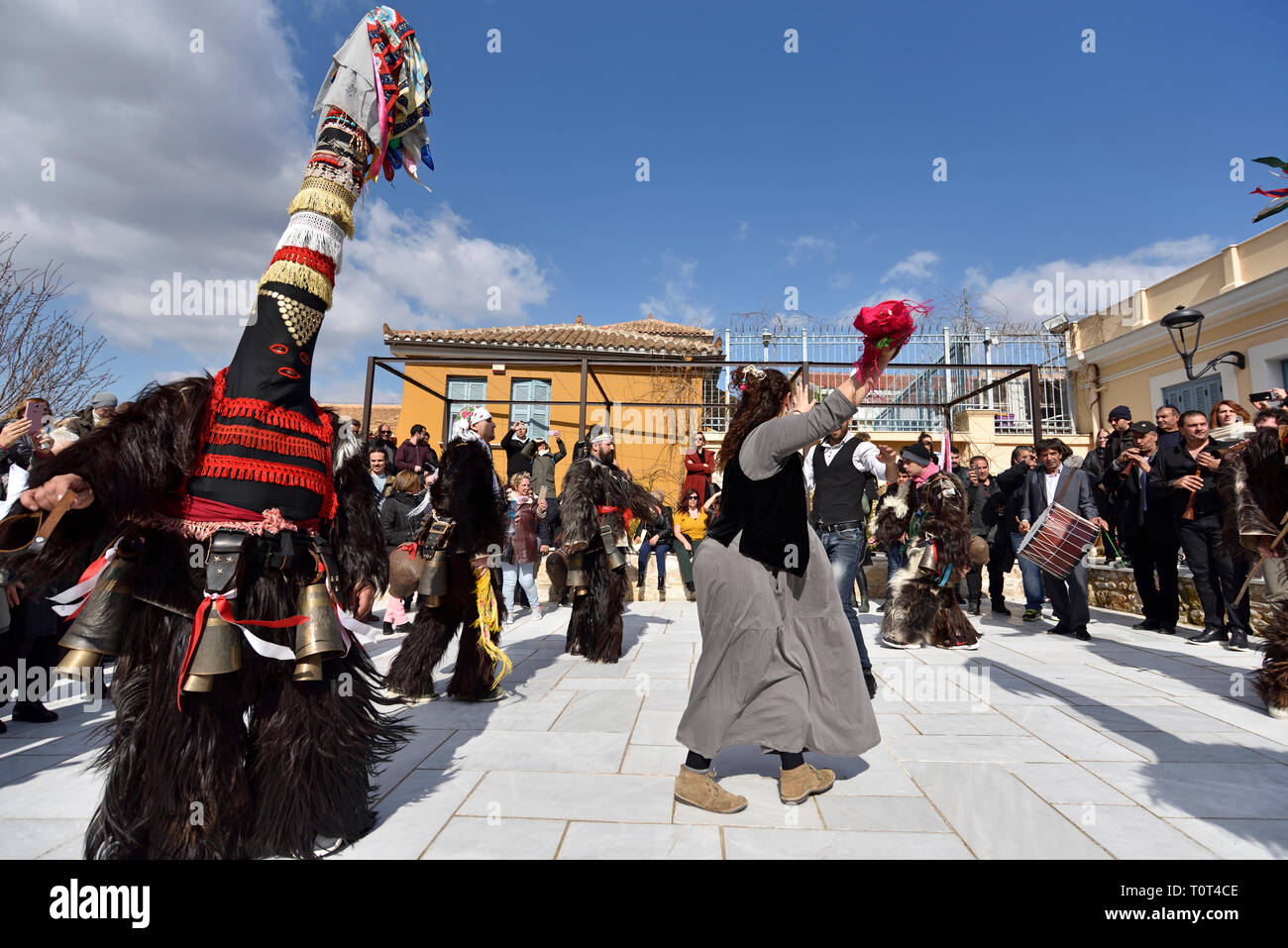 Männer aus Nordgriechenland, die traditionelle Kostüme mit Glocken, Tanz während Karneval in Athen, Griechenland Stockfoto