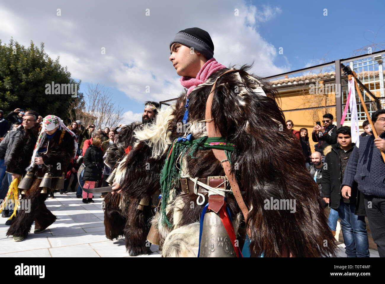 Männer aus Nordgriechenland, die traditionelle Kostüme mit Glocken, Tanz während Karneval in Athen, Griechenland Stockfoto