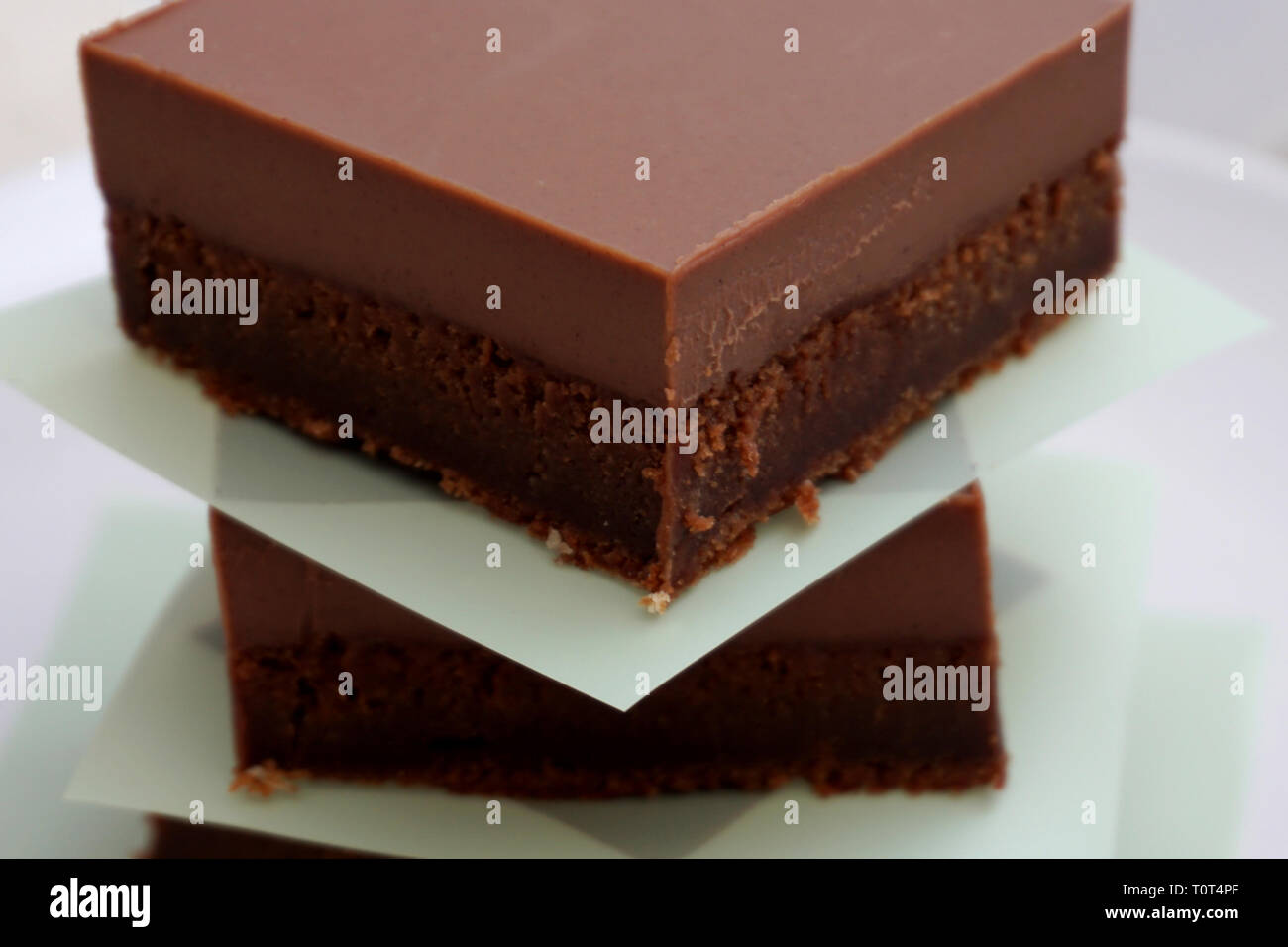 Stücke von natürlichen Zutaten hausgemachten gesunden Kuchen von Kakao mit einem reichhaltigen, cremigen Lasur aus Vollmilch Schokolade Glutenfrei Stockfoto