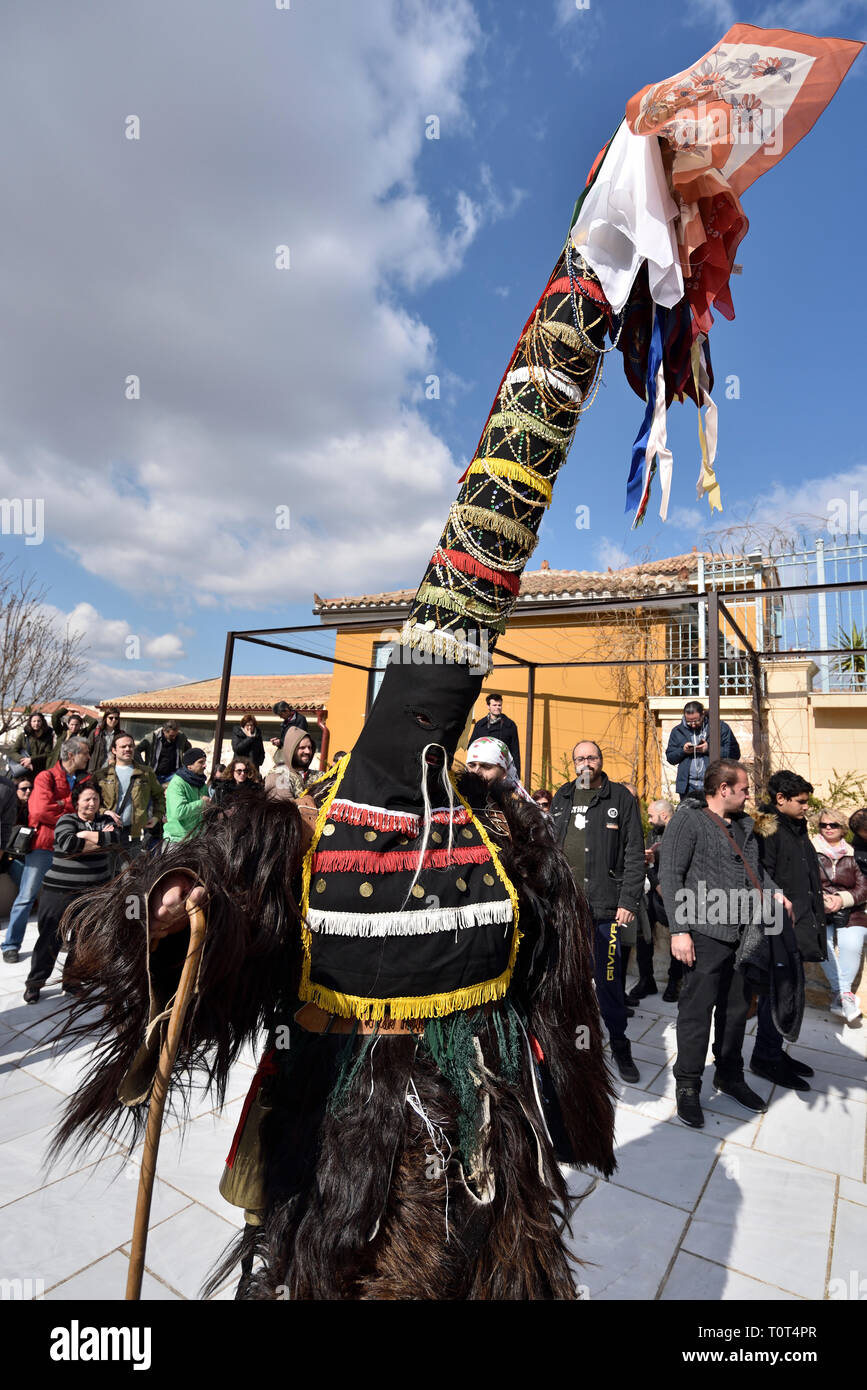 Männer aus Nordgriechenland, die traditionelle Kostüme mit Glocken, Tanz während Karneval in Athen, Griechenland Stockfoto