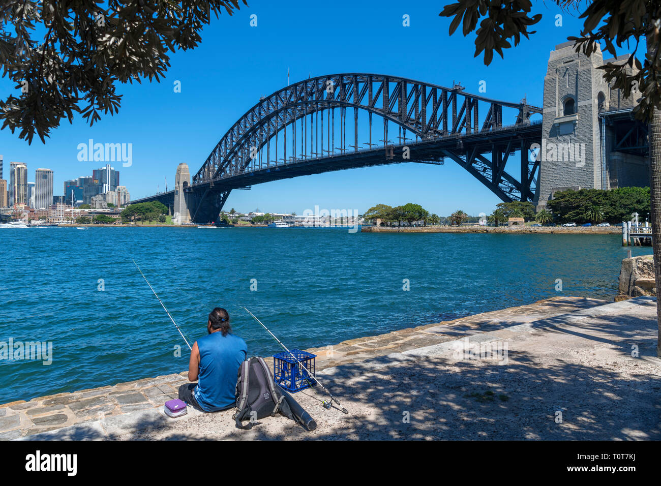 Angler Angeln vom Ufer in Kirribilli vor der Sydney Harbour Bridge, Sydney, Australien Stockfoto