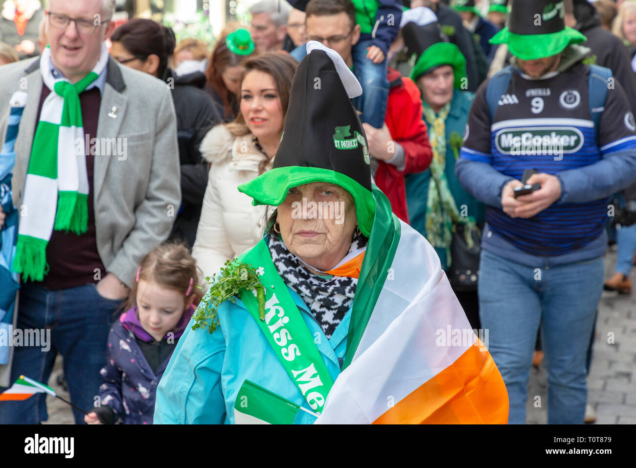 Die jährliche St. Patrick's Day Parade von der Irish Club in Orford Lane in "Der Fluss des Lebens" in der Bridge Street. Kurz erinnerte er sich an die 25 Ann Stockfoto