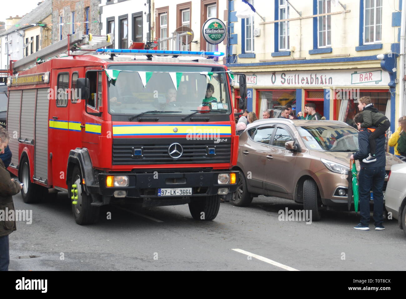Limerick City and County Fire Service Mercedes Benz Fire Engine on Road, Rathkeale Co. Limerick Irland Stockfoto