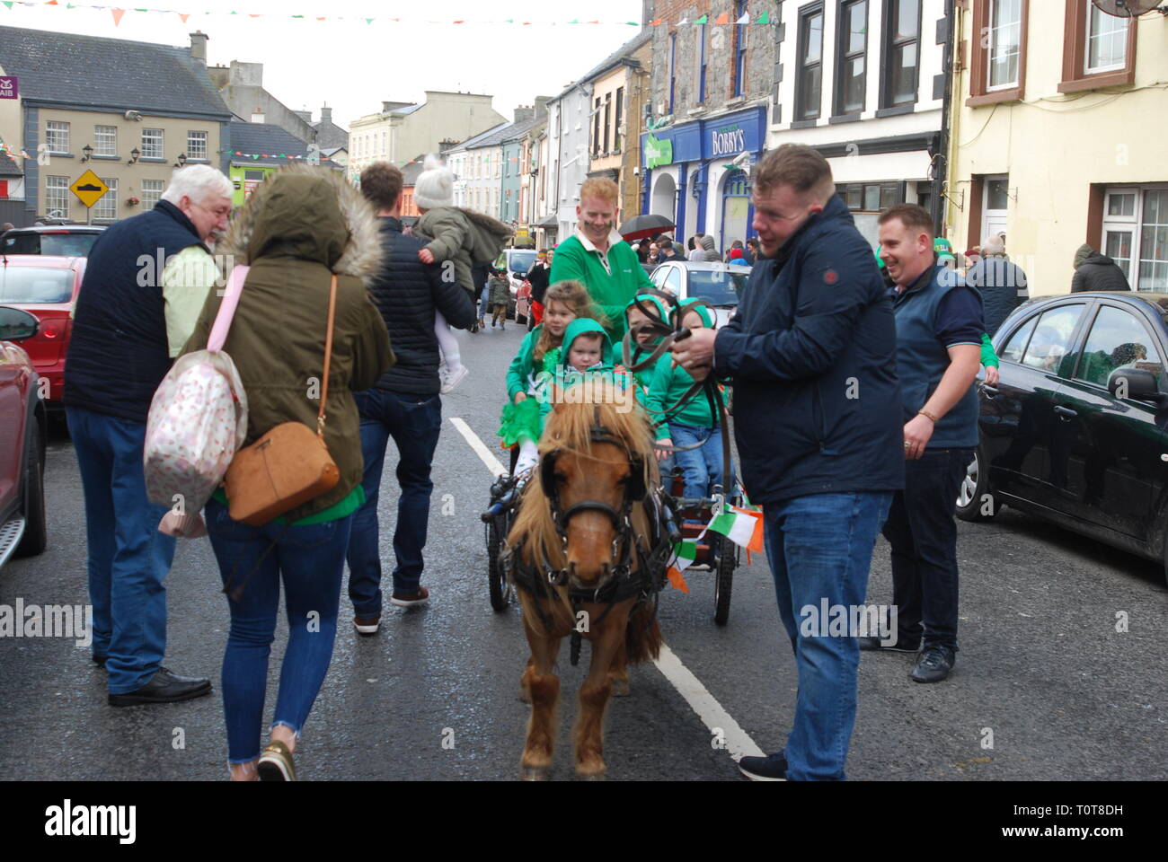 Pony und Trap am St. Patricks Day, Rathkeale, County Limerick, Irland, eingesehen werden. Stockfoto