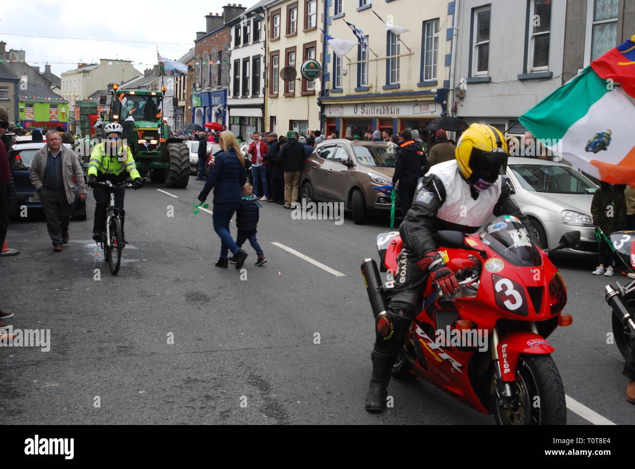 Garda auf dem Push Bike nach einem Motorrad, Rathkeale St. Patrick's Day Parade, Rathkeale, Co. Limerick, Irland Stockfoto