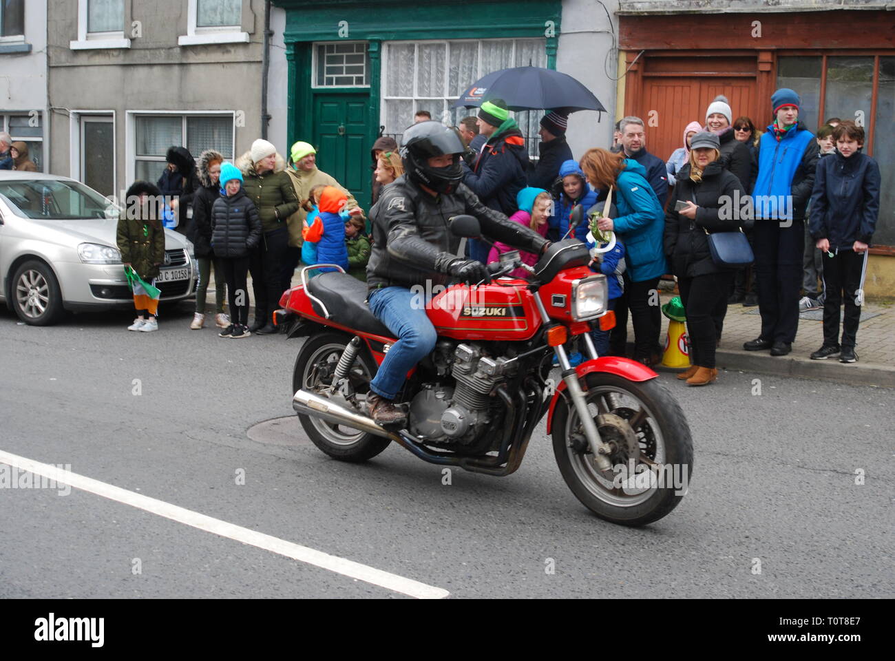 Suzuki Motorrad in einem St. Patricks Day Parade, Rathkeale, County Limerick, Irland, eingesehen werden. Stockfoto