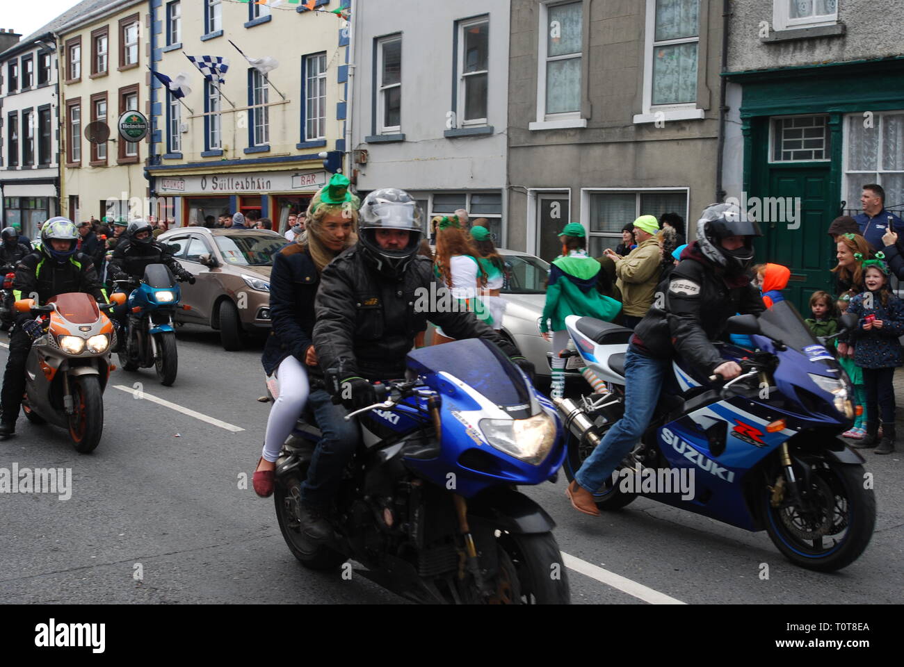 Motorräder in St. Patricks Day Parade, Rathkeale, County Limerick, Irland, eingesehen werden. Stockfoto