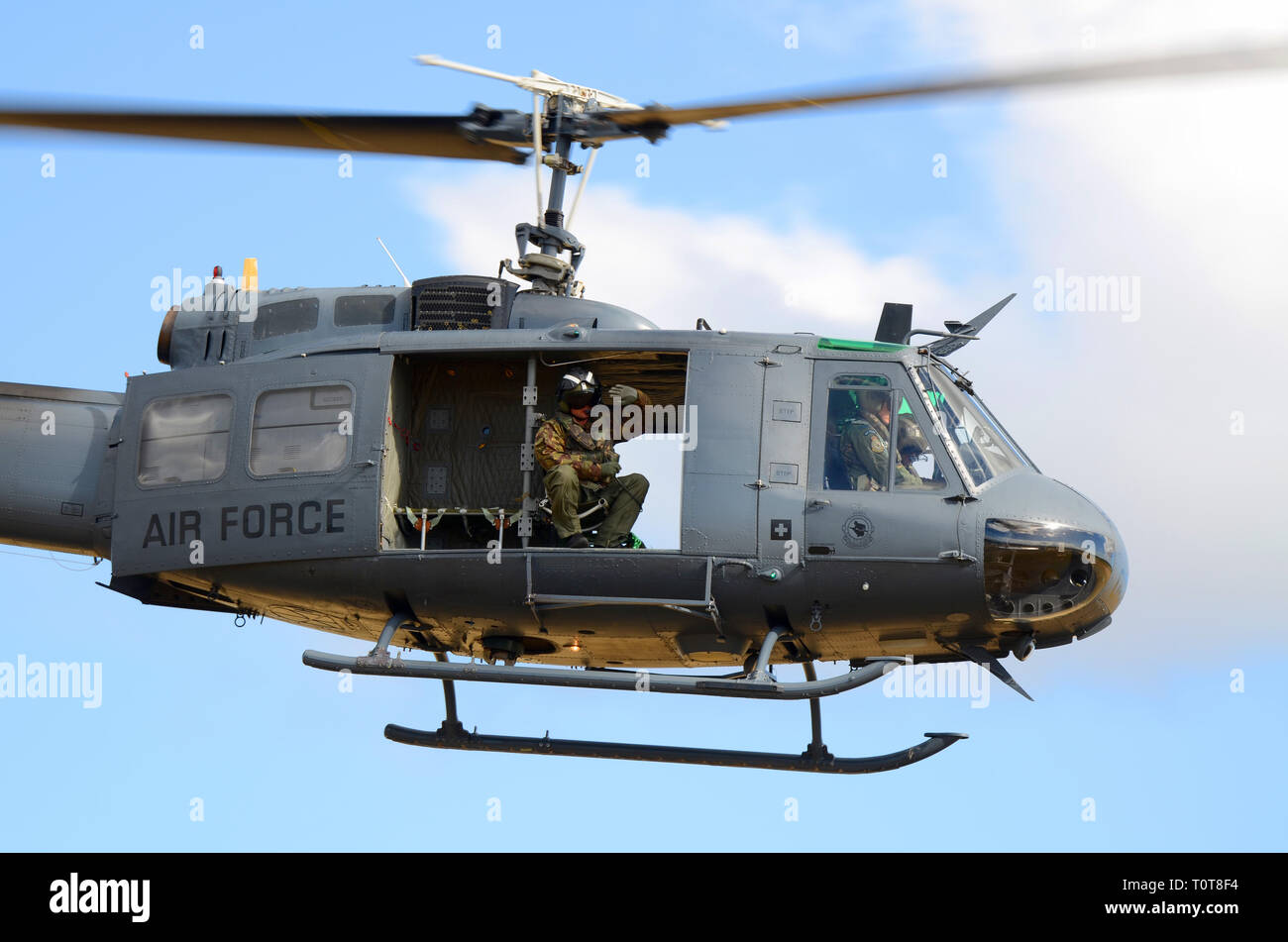 Bell UH-1H Huey Hubschrauber der Royal New Zealand Air Force 3 Squadron. NZ 3808. Bell UH-1 Iroquois fliegen in die Wairarapa, Neuseeland Stockfoto